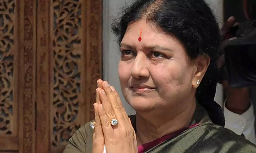 Sasikala may re-enter politics if AIADMk bites dust