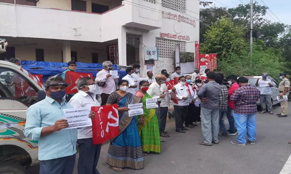 Trade unions protesting at Vijayawad BRTS Road in Vijayawada on Saturday to mark 100th day of relay hunger strike by VSP employees in Visakhapatnam.