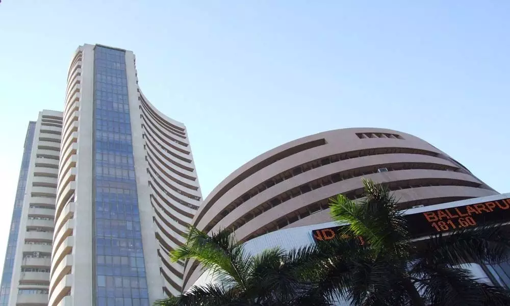 Key indices edge lower on weak global cues