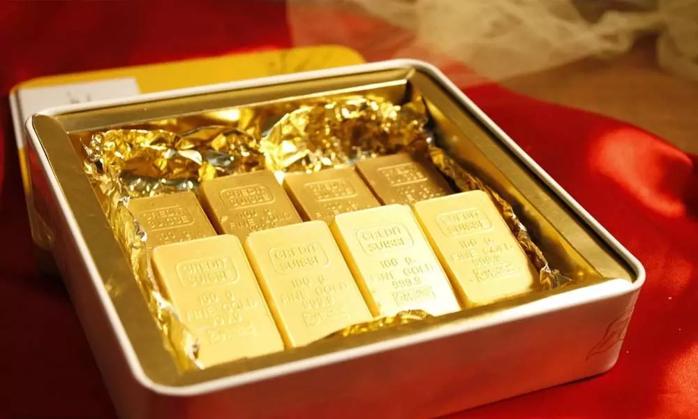 Gold at 5-mth low on strong dollar