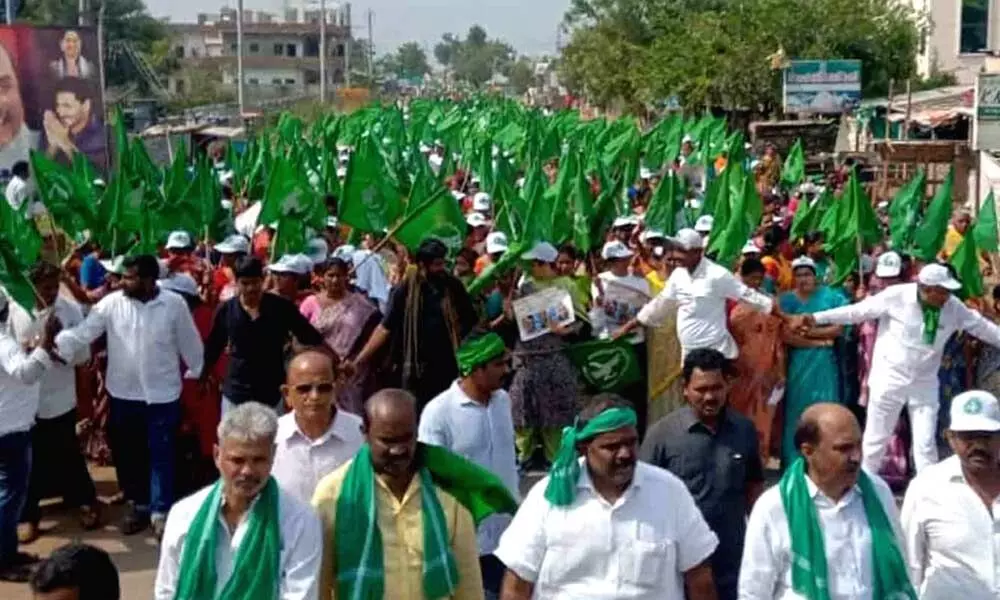 Amaravati farmers resume ‘Mahapadyatra’ after a day’s gap