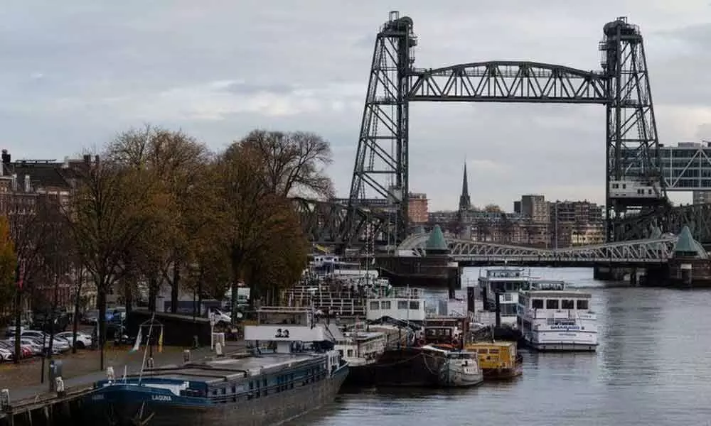 Jeff Bezos, superyacht and a bridge!