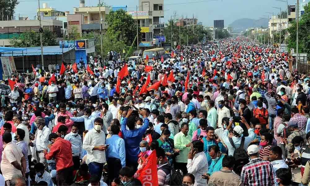 Agitating staff put up massive show of strength in Vijayawada