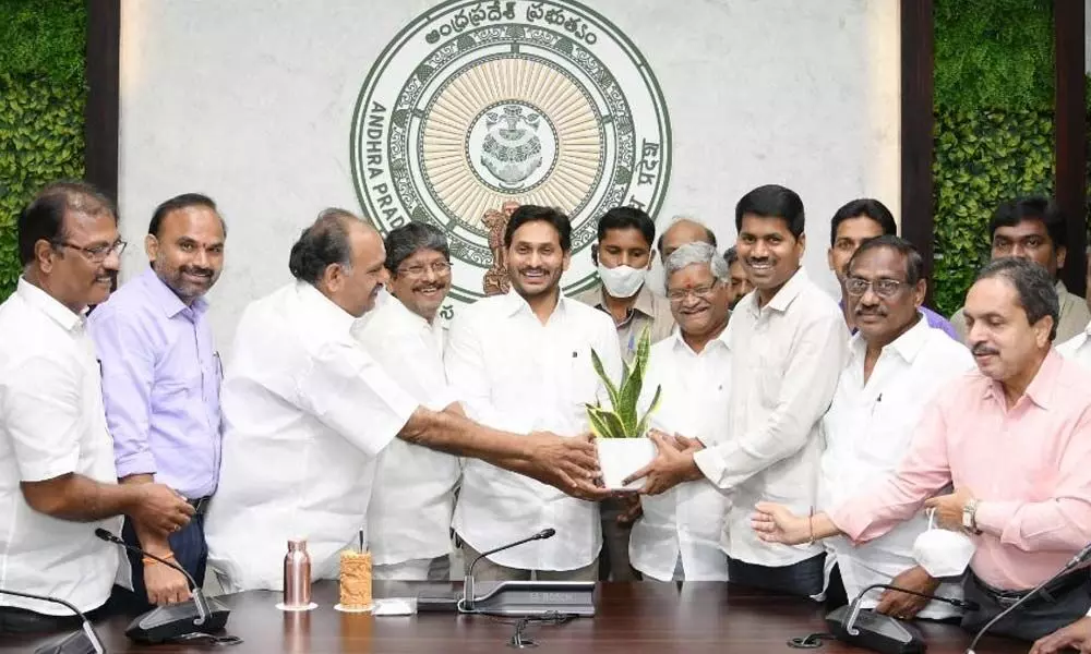 Leaders of PRC Sadhana Samiti thanking Chief Minister YS Jagan Mohan Reddy at Tadepalli near Vijayawada on Sunday