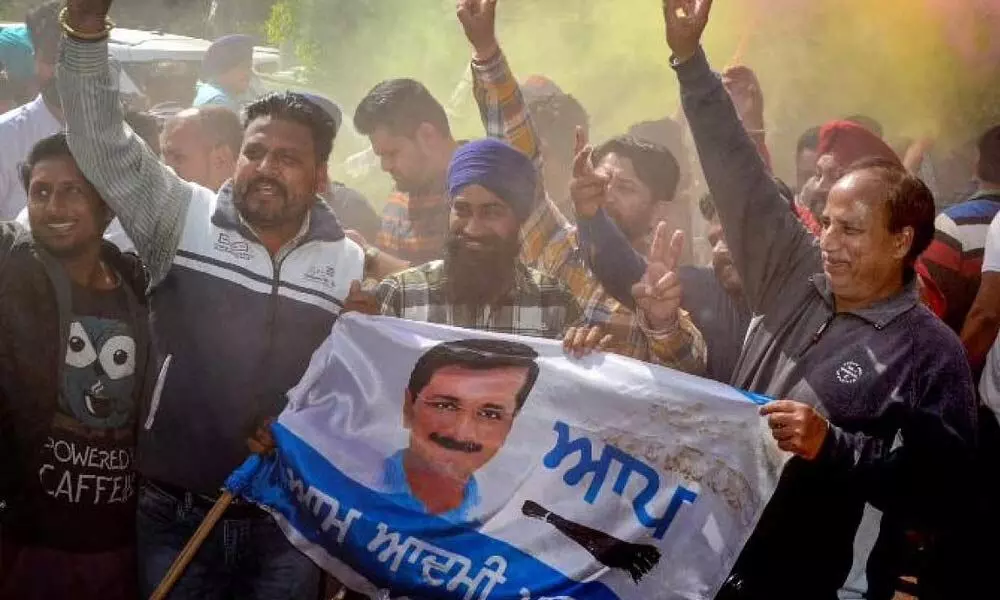 AAP workers celebrate ‘Jeet Ki Holi’, dance to Punjabi tunes