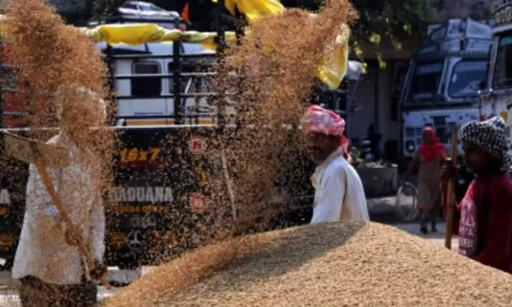 Telangana team leaves for Delhi to seek paddy procurement