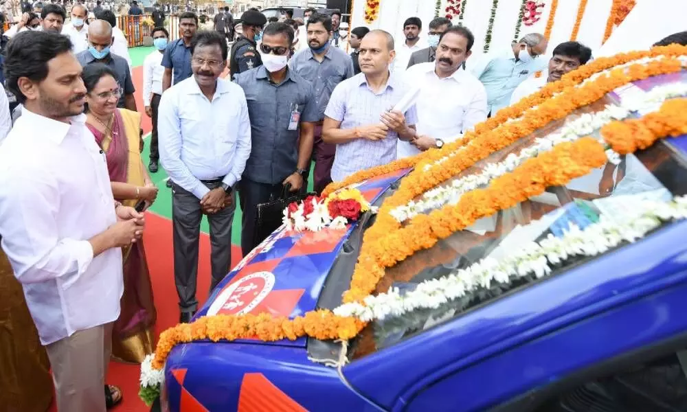 Jagan flags-off Thalli Bidda Express AC vehicles