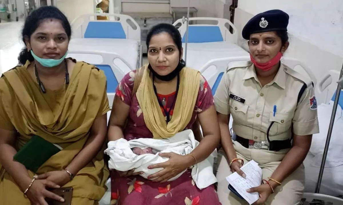 Woman delivers baby boy in train, flees