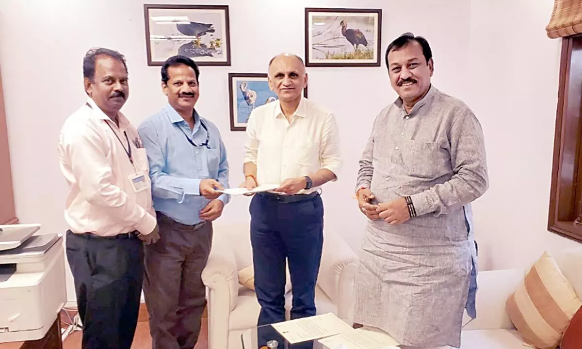 Representatives from Steel Executives Association submitting a memorandum to Sanjay Kumar Singh, Secretary, Ministry of Steel in New Delhi on Thursday. SEA is favour of RINL and SAIL merger