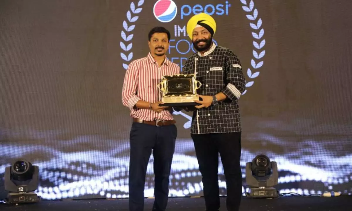 Chef Harpal Singh Sokhi presented the award for the Most Admired Food Service Retailer of the year - Technology Implementation - Received by Nitesh Gudka, Manager Business Development, Chaayos.