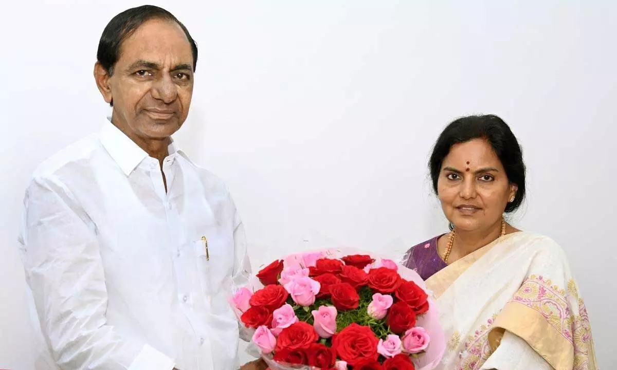 Santhi Kumari 1st woman Chief Secretary of TS