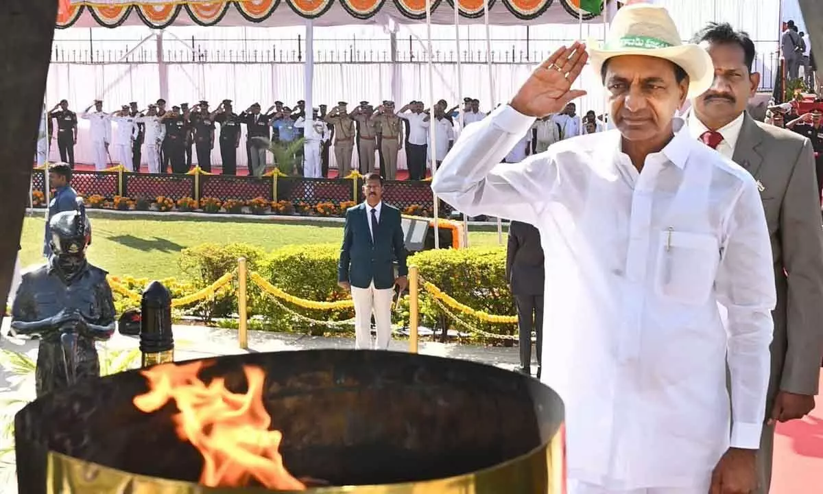 CM KCR unfurls flag at Pragati Bhavan