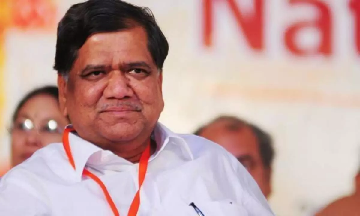 Jagadish Shettar trails by 1,900 votes