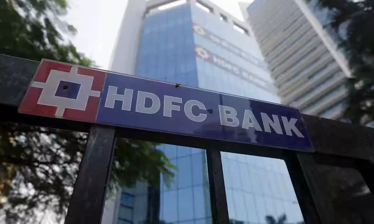 Markets plunge 1% as HDFC Bank, RIL fall