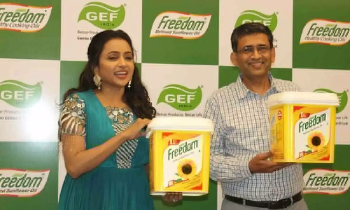 Suma Kanakala, anchor and Tollywood actress along with P Chandra Shekhara Reddy, vice president – Sales and Marketing, GEF India launching the 10 litre sunflower oil jar