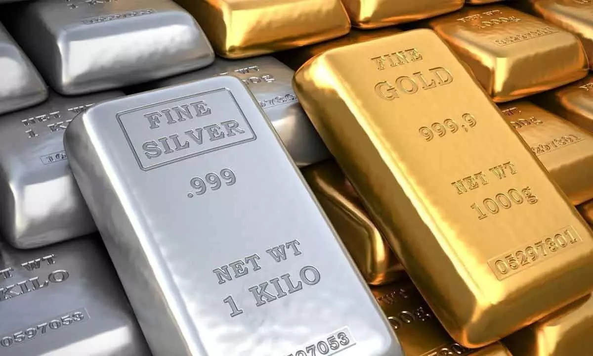 Gold flat, silver climbs Rs300