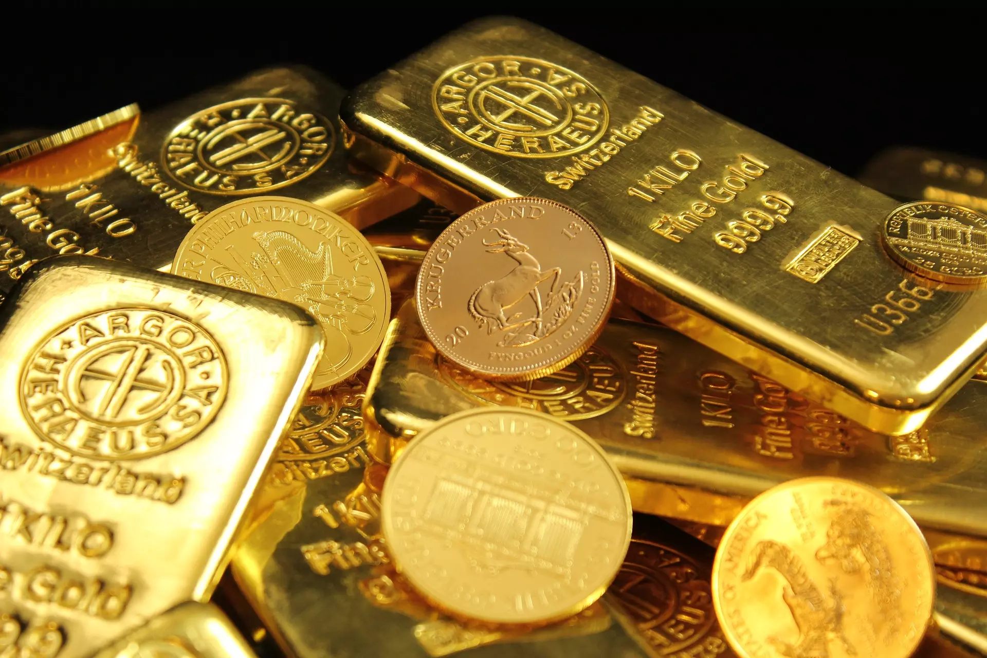 Bullion prices in divergent moves