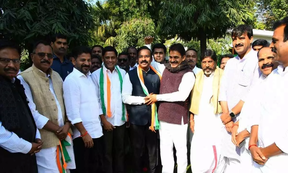 Peddpalli MP joins Congress