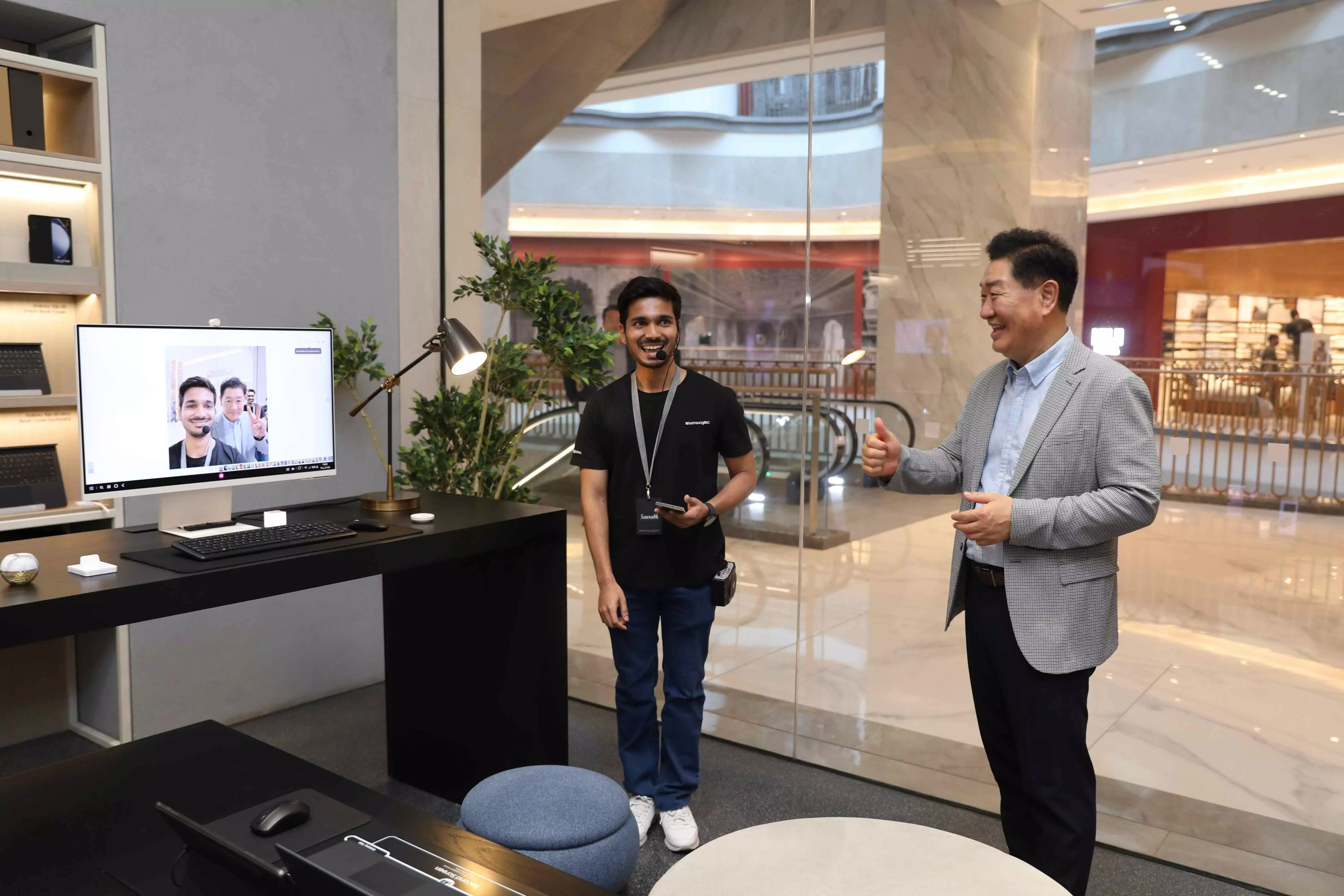 Samsungs Vice Chairman and CEO, JH Han, recently visited the flagship connected lifestyle experience store, Samsung BKC, located in Mumbais Jio World Plaza