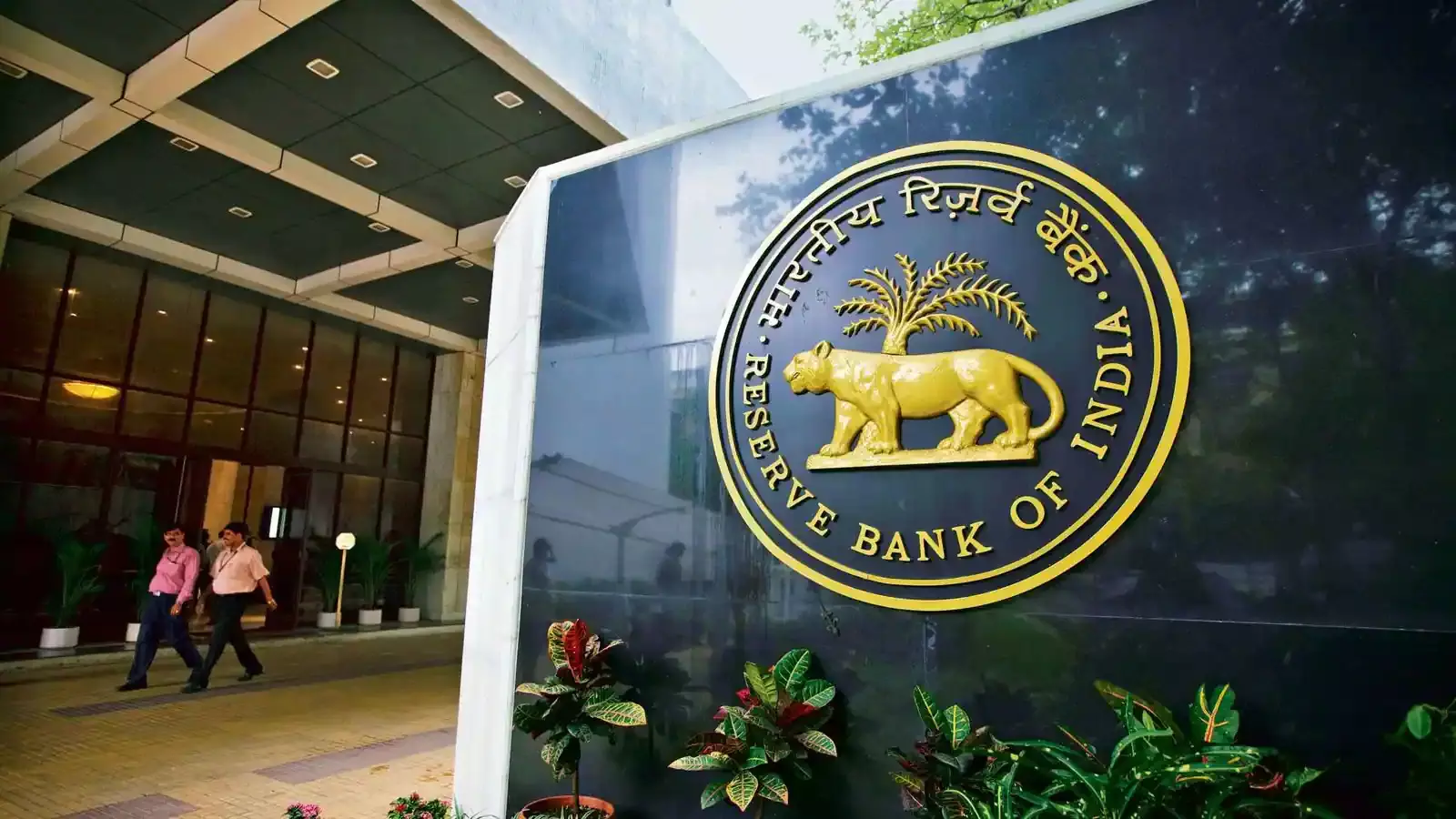 RBI asks NBFCs to stick to gold loan cash payment of Rs20,000 ceiling