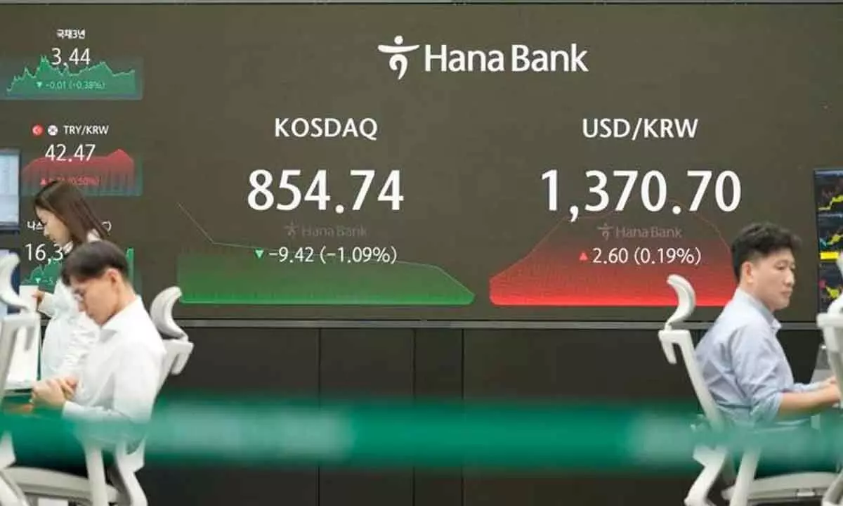 Asian stocks mixed as Wall St barely budges