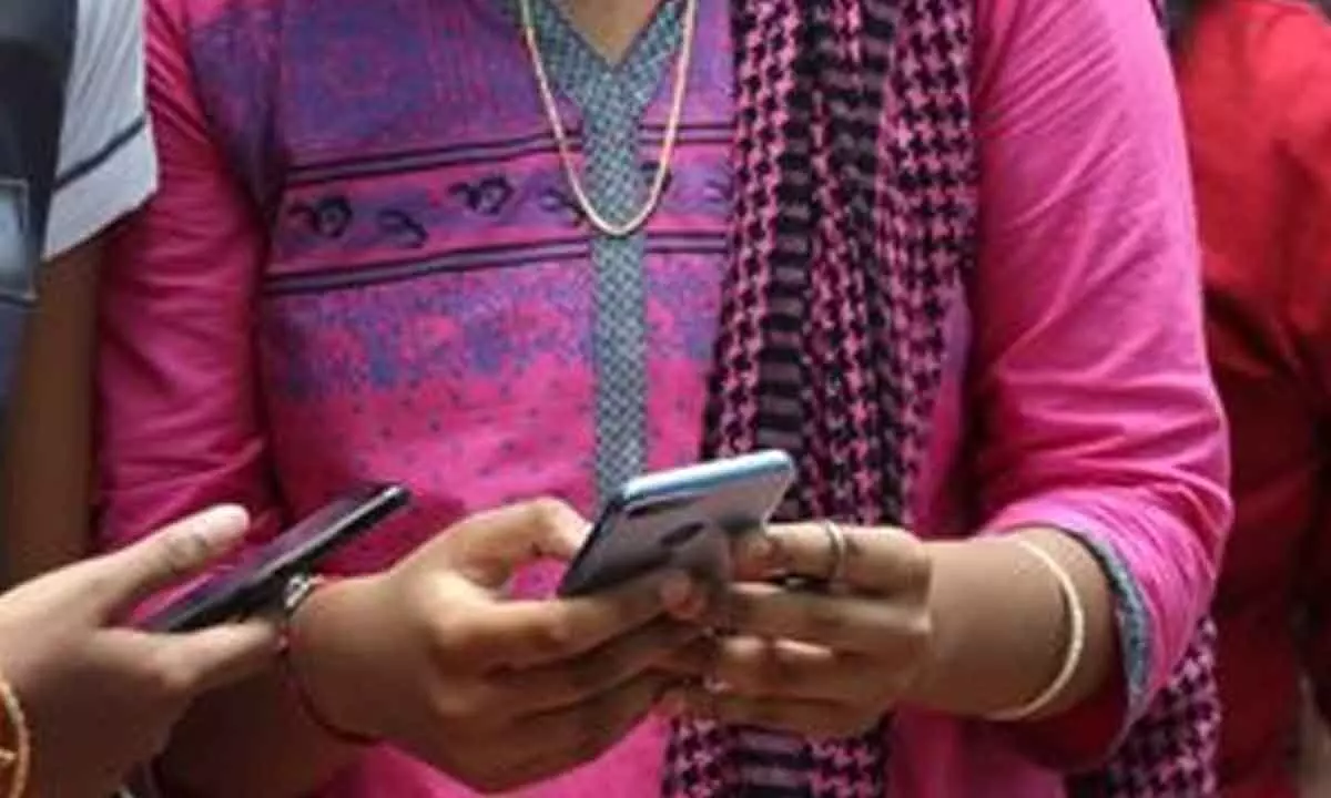 Women’s internet adoption on mobile phones reaches 37%