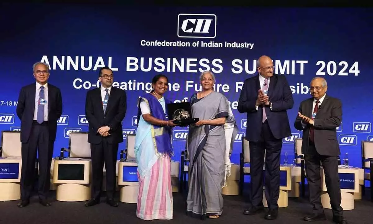 Saraswathi Malluvalasa receiving the award from Finance Minister Sitharaman