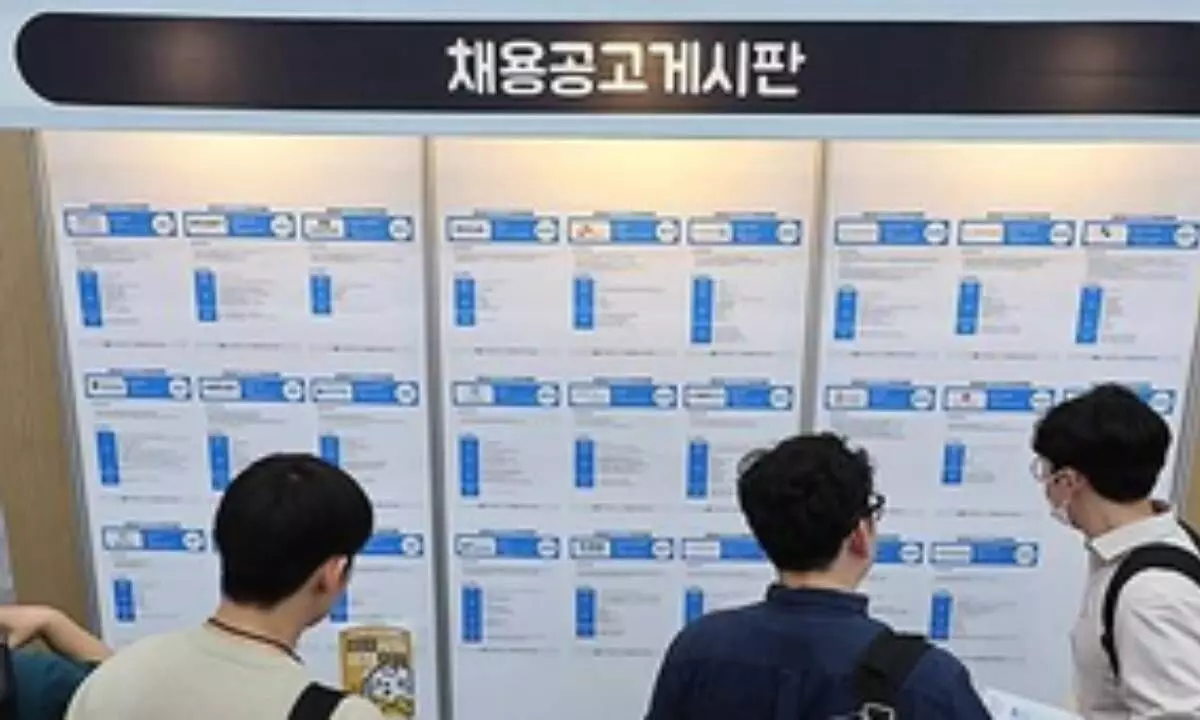 Only 1 in 10 S Korean workers at SMEs got new job at large conglomerate in 2022: Data