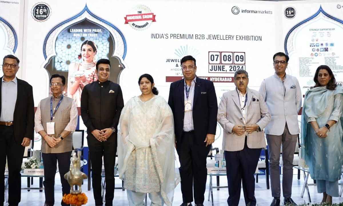 (Center) J Parimala Hana Nutan, Jt Commissioner of Police - Administration, Hyderabad (TBC), after inaugurating the trade fair, in the city on Friday. Also seen are representatives of Hyderabad’s Jewellery Associations