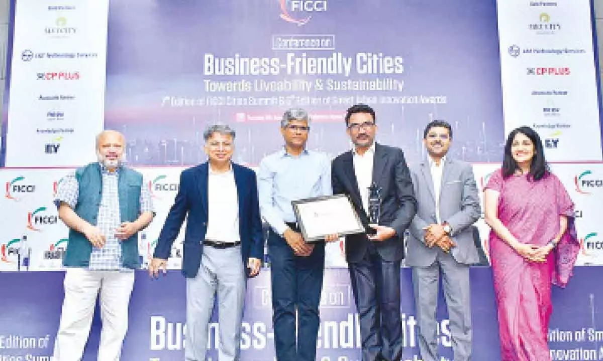 (L to R) Jagan Shah, CEO of Infravision Foundation and former Director of the National Institute of Urban Affairs (NIUA) presenting the FICCI’s Smart Urban Innovation award to Dr Divakar Marri, Vice-president, Ramky Infrastructure Limited.