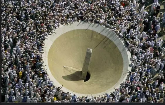 Pilgrims resume symbolic stoning of devil as they wrap up Hajj pilgrimage in hot sun