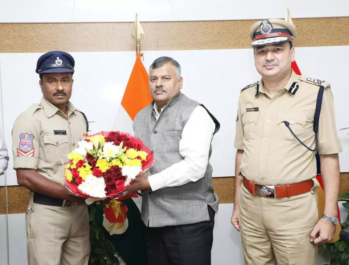 Telangana DGP lauds Head Constable for prestigious Presidents Medal for Gallantry