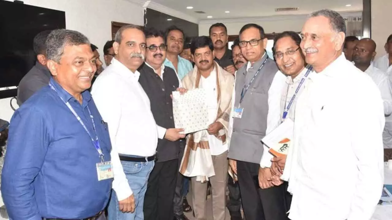 AP Mines Minister Ravindra visits RINL