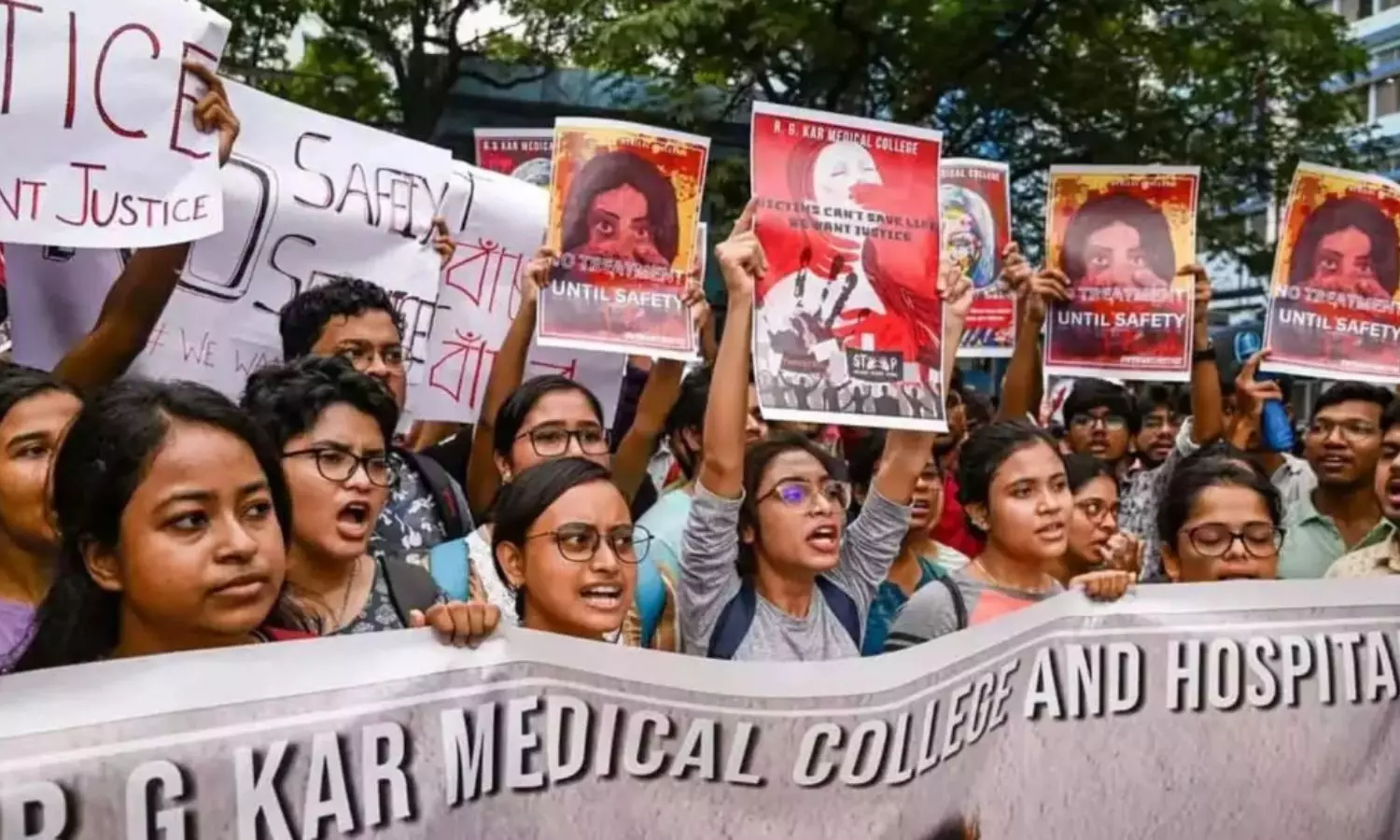 Doctors Protest at Jantar Mantar Over Kolkata Case