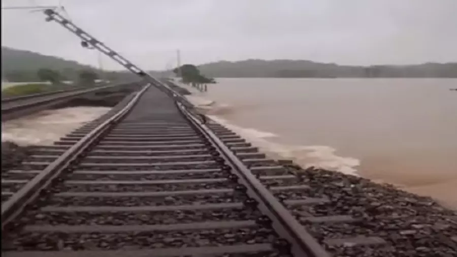 Railway Authorities Help Passengers Stranded in Floods; Provide Food and Medicine