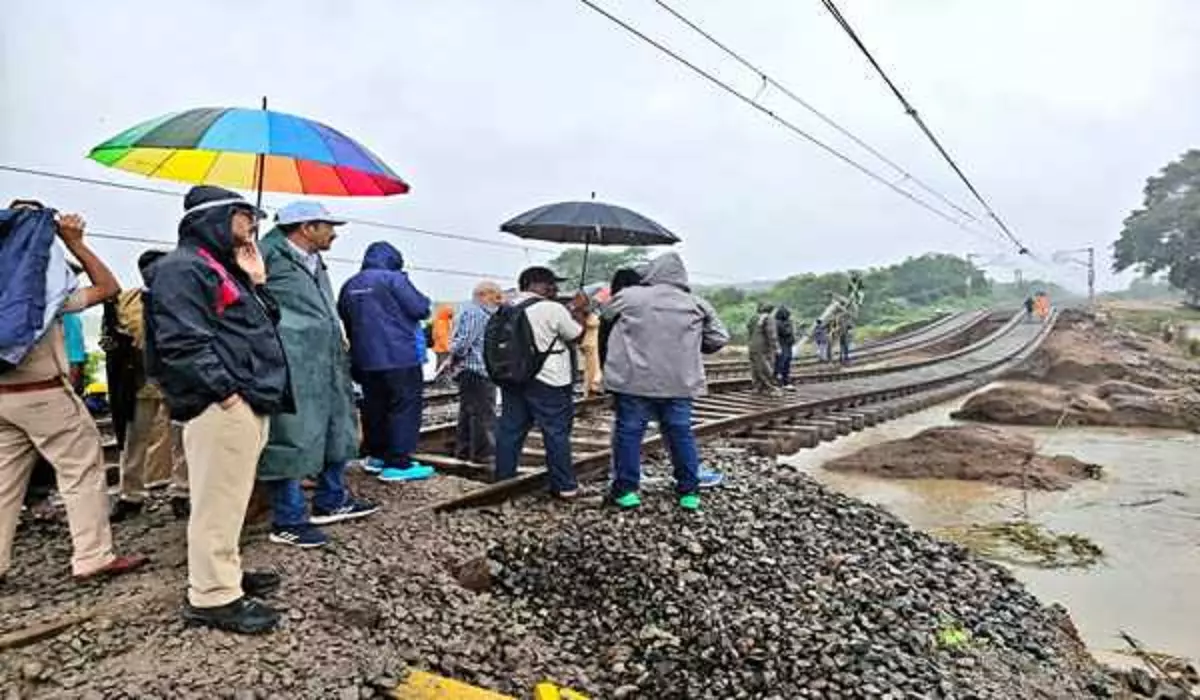 SCR GM Inspects Intakanne-Kesamudram Track Restoration Work