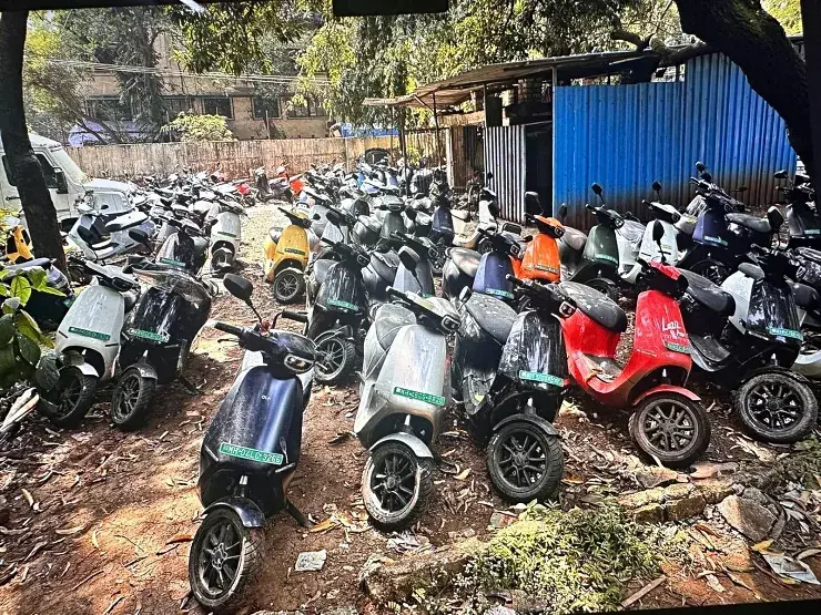 Netizens slam Bhavish over poor scooter quality as he shows battery to Vaishnaw