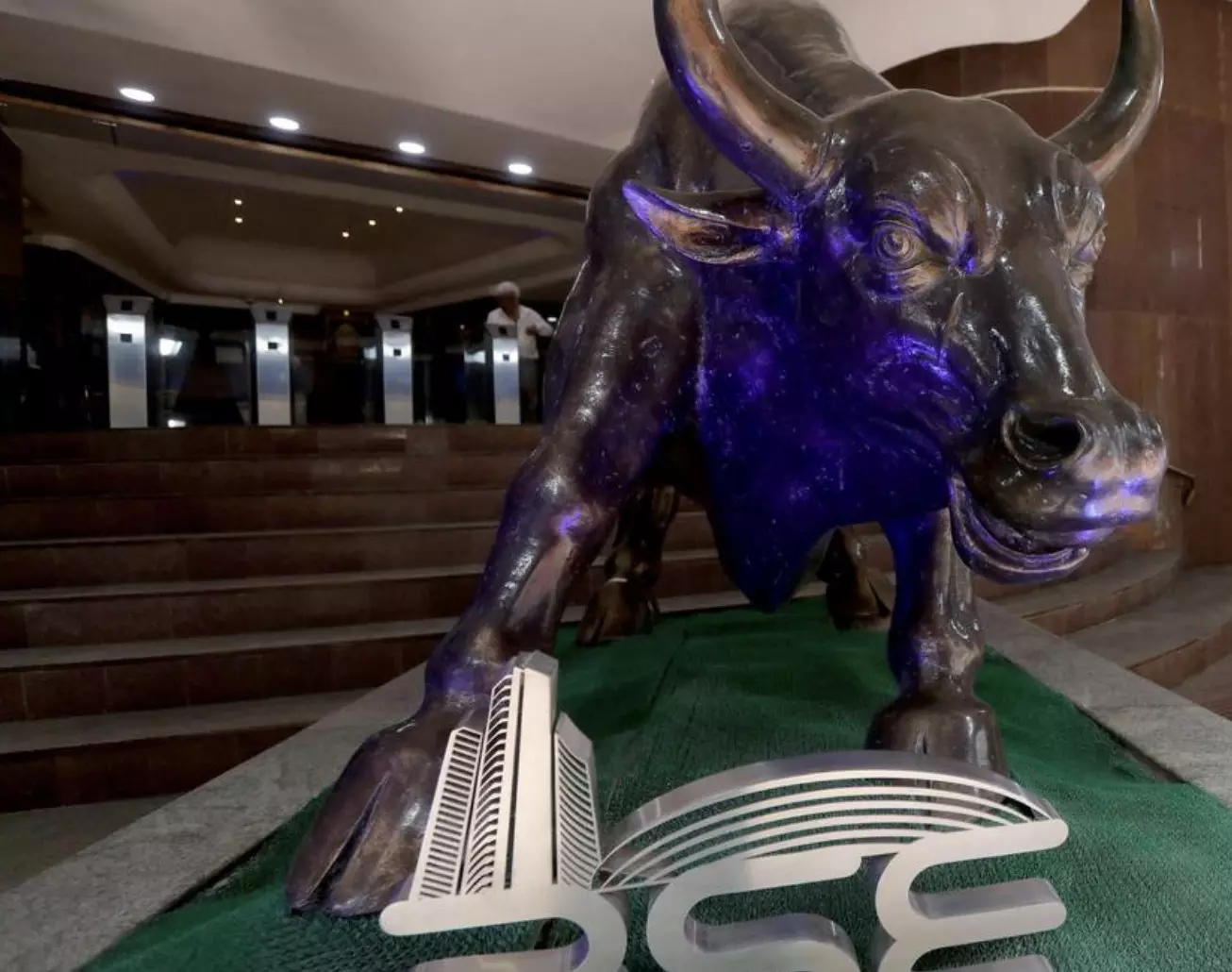 Sensex closes at record high for third day; HDFC, SBI, Reliance outshines