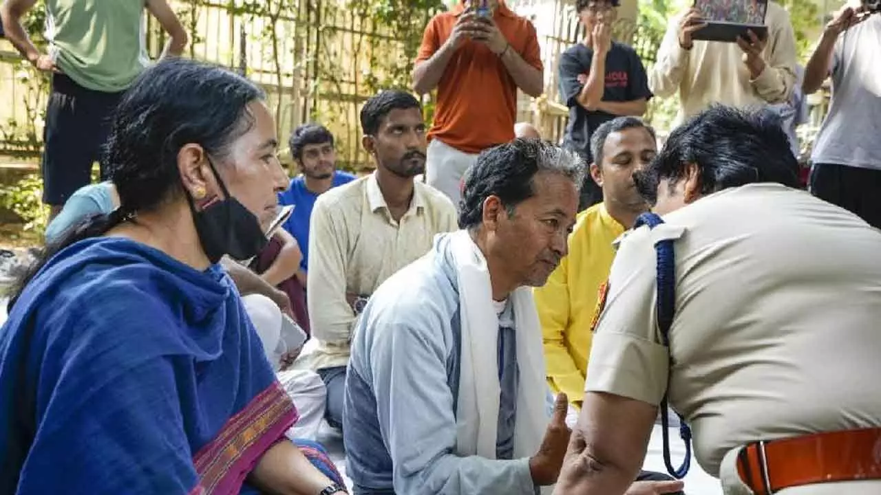 Police Detain Protesters Outside Ladakh Bhawan