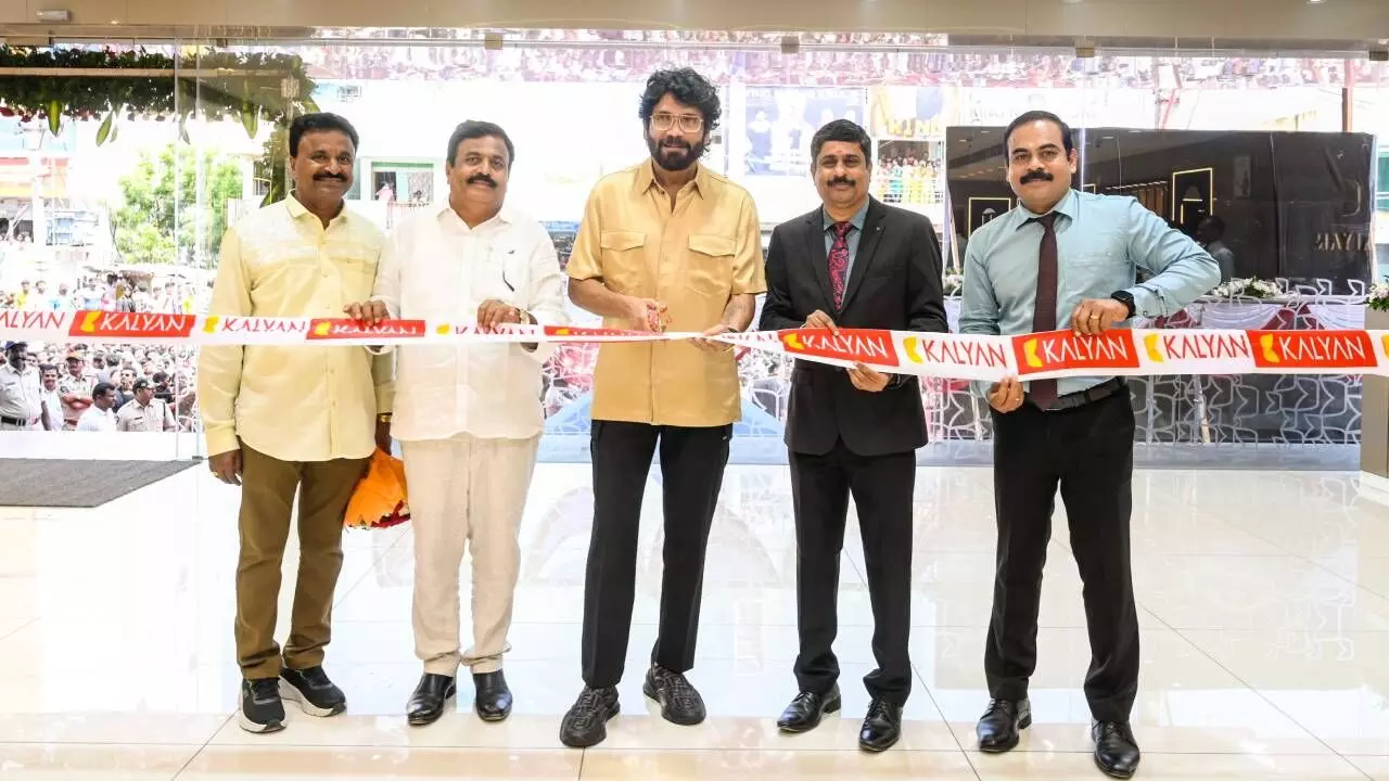 Kalyan Jewellers unveils showroom in Anantapur