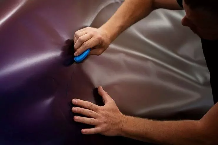 The Difference Between Paintless and Traditional Dent Removal