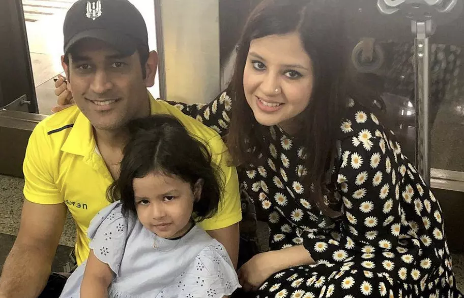 Fan gets emotional after meeting MS Dhoni, Sakshi, and Ziva on a flight