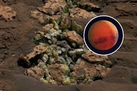 NASAs Curiosity Rover Discovers Rare Sulfur Stones on Mars