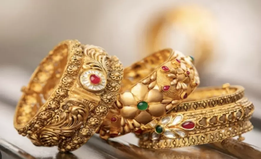 Gold prices trade sideways amid key economic events; 24K gold at Rs 77,930/10 gm