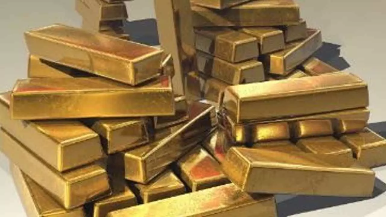 Gold Futures Fall Amid Weak Demand