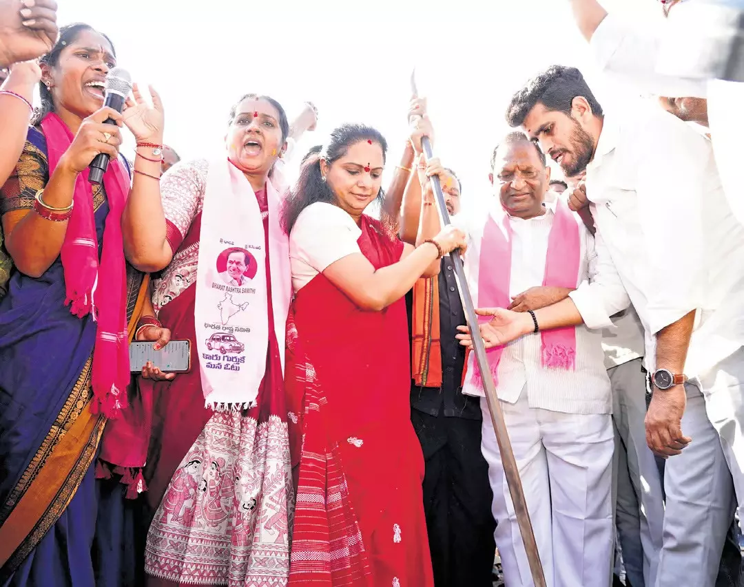 Defying Govt orders, Kavitha installs original Telangana Thalli Statue in Jagtial