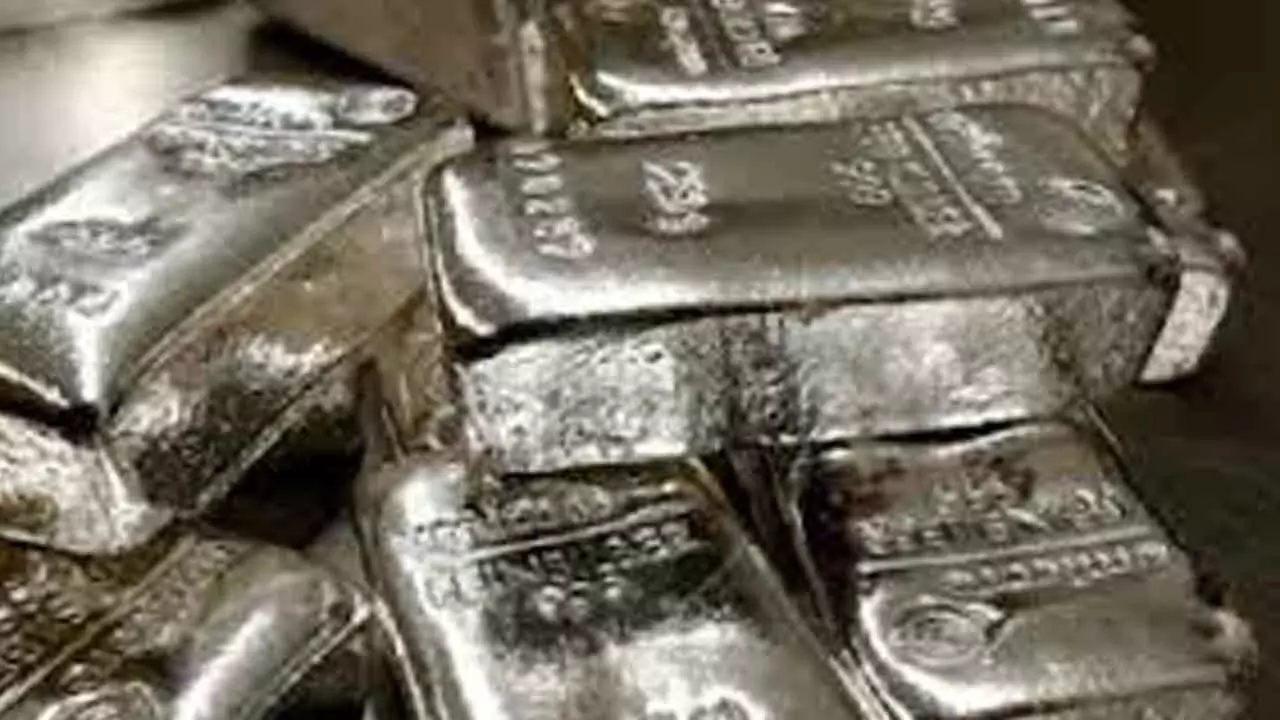 Silver Futures Fall On Low Bets