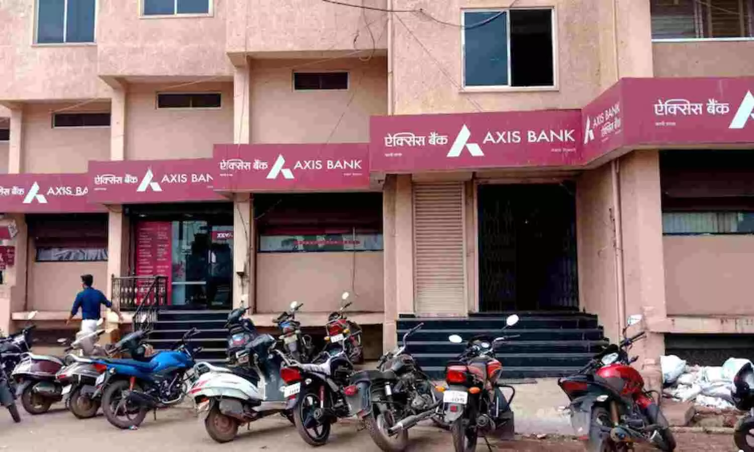 Axis Bank Faces Downgrades Amid Weak Q3 Earnings