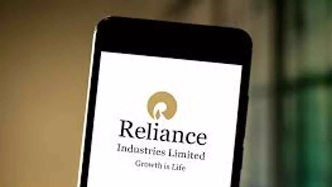 RIL Settles Nearly 3% Higher