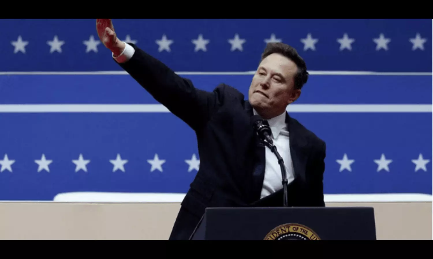 Musk’s Gesture at Trump Event Faces Nazi Salute Comparisons